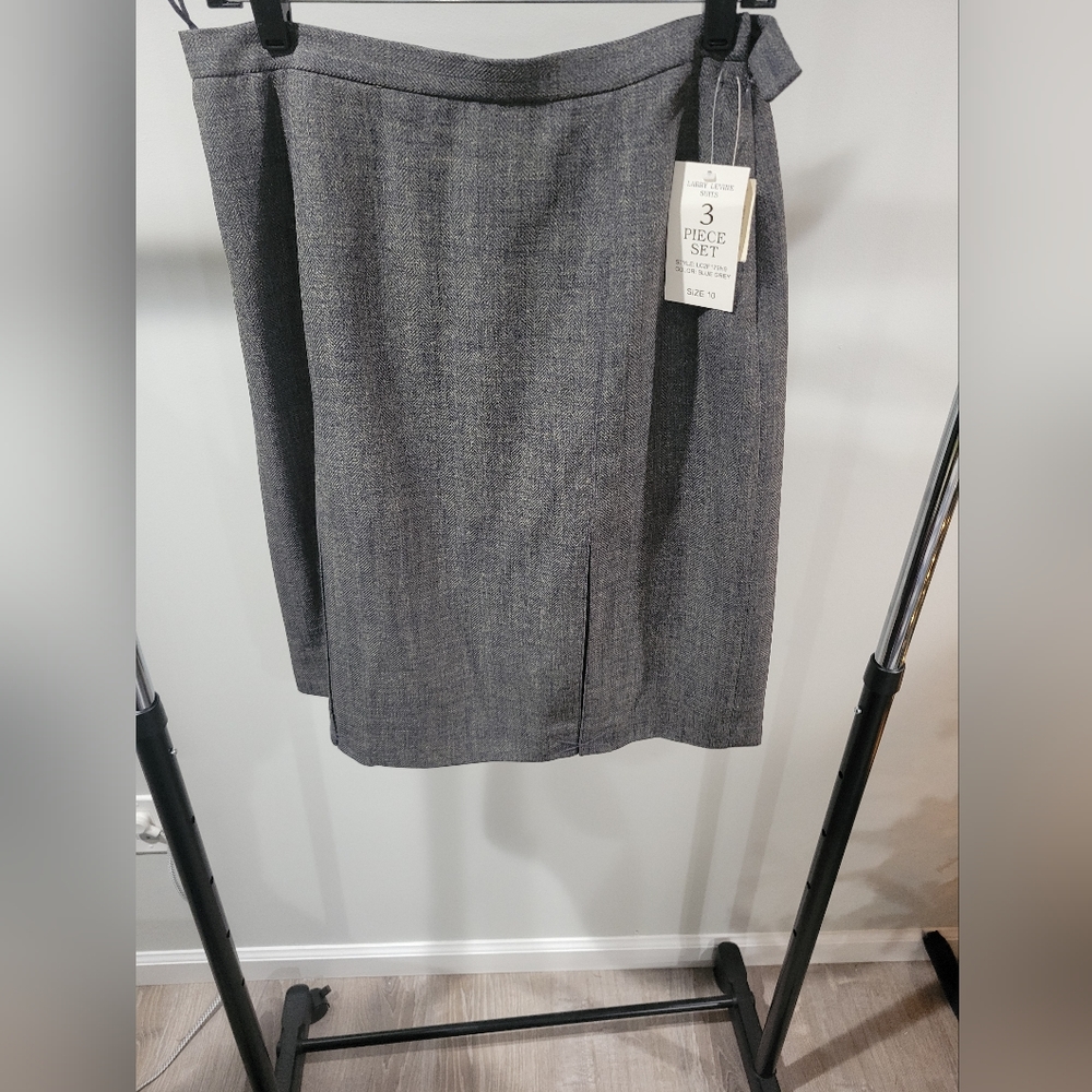 Larry Levine ,Wool Grey Skirt ,size 10
